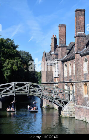 Bootfahren auf dem Fluss Cam unter der mathematischen Brücke Stockfoto