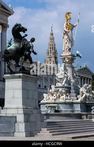 Statuen am Parlamentsgebäude auf Ringstrabe in Wien, Österreich. Das österreichische Parlament ist der Zweikammern-Gesetzgeber in Österreich. Es besteht aus Stockfoto