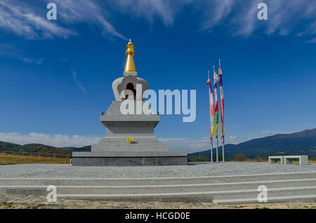 Ansicht des buddhistischen Stupa Sofia in Retreat Center Plana - Diamantweg Buddhismus Bulgarien in der Nähe von Vitosha, Rila, Pirin, Balkan Stockfoto