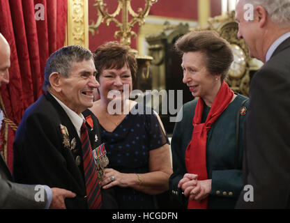 Die Princess Royal mit d-Day-Veteran Abraham Young, 93, von den Royal Engineers, während einer Weihnachtsfeier an Str. Jamess Palast, London für The nicht vergessen Association - Wohlfahrtsorganisation der Tri-Service sorgt für Unterhaltung, Freizeit und Erholung für den Ausschank Verwundete, verletzte oder kranke und für ex-service Männer und Frauen mit Behinderungen. Stockfoto