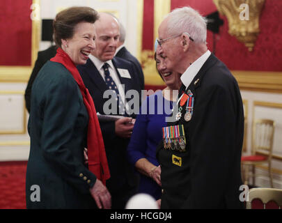 Die Princess Royal mit Normandie Veteran George Joseph White, 95, der der Königin königliche Artillerie, während einer Weihnachtsfeier an Str. Jamess Palast, London für The nicht vergessen Association - Wohlfahrtsorganisation der Tri-Service sorgt für Unterhaltung, Freizeit und Erholung für den Ausschank Verwundete, verletzte oder kranke und für ex-service Männer und Frauen mit Behinderungen. Stockfoto