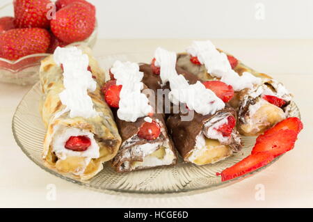 hausgemachte Erdbeer Schokolade Crepes mit Schlagsahne Stockfoto