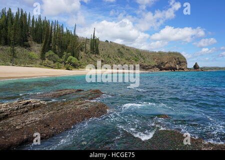 Küstenlandschaft von Neu-Kaledonien, Turtle Bay Beach und Cliff, Bourail, Grande-Terre, Südpazifik Stockfoto