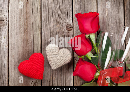 Rote Rosen und Herzen zum Valentinstag auf hölzernen Hintergrund. Draufsicht mit Textfreiraum Stockfoto