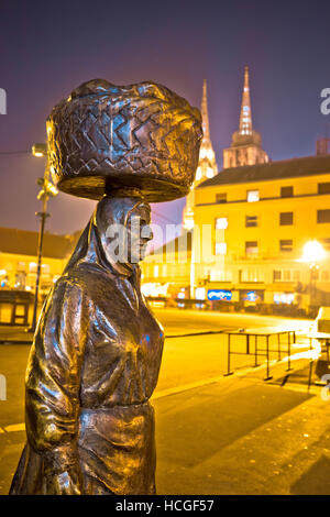 Dolac Markt der Hauptstadt Kroatiens Zagreb Statue Abend Ansicht Stockfoto