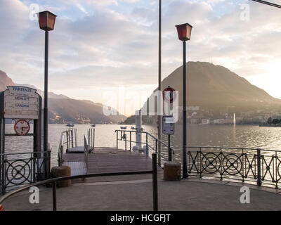 Lugano, Schweiz: Möwen auf der Kante des Piers am Luganer See Stockfoto