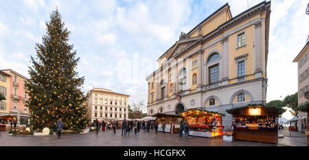 Lugano, Schweiz - 18. Dezember 2016: Weihnachtsmarkt mit Hütten beleuchtet und dekoriert mit den Farben in der Nacht. Stockfoto