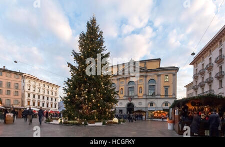 Lugano, Schweiz - 18. Dezember 2016: Weihnachtsmarkt mit Hütten beleuchtet und dekoriert mit den Farben in der Nacht. Stockfoto