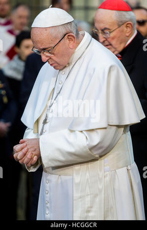 Rom, Italien. 8. Dezember 2016. Papst Francis besucht die Unbefleckte Empfängnis-Feier am Piazza di Spagna (Spanische Treppe) in Rom, Italien. Seit 1953 besucht der Papst als Bischof von Rom die Spalte von der Unbefleckten Empfängnis in Piazza di Spagna, expiatory Gebete zur Erinnerung an die feierliche Veranstaltung anzubieten. Es lag hier auf der 8. September 1857 und erinnert an Papst Pius IX Verkündigung des Dogmas von der Unbefleckten Empfängnis, die besagt, dass Maria ist der einzige Mensch, der ohne Erbsünde geboren wurde. Bildnachweis: Giuseppe Ciccia/Pacific Press/Alamy Live-Nachrichten Stockfoto