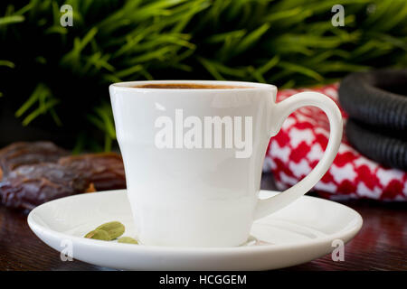 Türkischer Kaffee mit Terminen und Kardamom, jordanische Nachmittag. Stockfoto