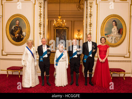 (Links nach rechts) Die Herzogin von Cornwall, der Prince Of Wales, Königin Elizabeth II., Herzog von Edinburgh, und Herzog und Herzogin von Cambridge kommen für die jährliche Abendempfang für Mitglieder des diplomatischen Korps am Buckingham Palace, London. Stockfoto