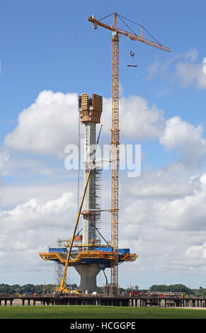 Die neuen Mersey Gateway Bridge zwischen Runcon und Widness im Bau, Sommer 2016. Gießen von Süden Pylon zeigt. Stockfoto