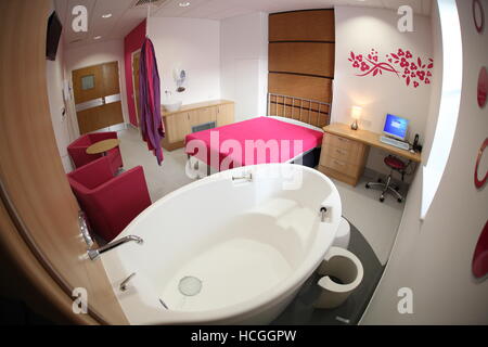 Geburt-Pool in ein neu fertigen individuelle Zimmer in der Mutterschaft-Einheit am Newham Universitätskrankenhaus, East London, UK. Stockfoto