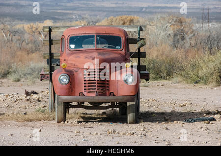 Vorderansicht eines alten verlassenen roten LKW auf einem leeren Grundstück in New Mexiko, NM, USA. Stockfoto