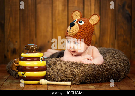 Neugeborenes Baby in einer Strickmütze trägt. Stockfoto
