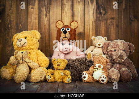 Neugeborenes Baby in einer Strickmütze trägt. Stockfoto