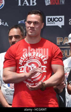 Auckland, Neuseeland. 9. Dezember 2016. Joseph Parker am Wiegen vor ihrem WBO Boxen Schwergewichts-WM-Kampf. Der Kampf ist geplant am Sa 10 Dez Credit: Shirley Kwok/Pacific Press/Alamy Live News Stockfoto