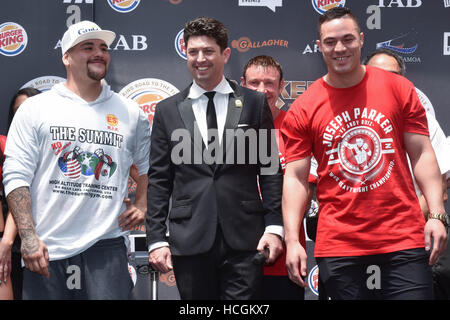 Auckland, Neuseeland. 9. Dezember 2016. Joseph Parker Gesichter aus Andy Ruiz am Wiegen vor ihrem WBO Boxen Schwergewichts-WM-Kampf. der Kampf ist geplant am Sa 10 Dez Credit: Shirley Kwok/Pacific Press/Alamy Live News Stockfoto