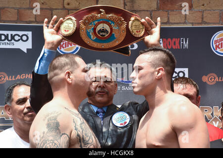 Auckland, Neuseeland. 9. Dezember 2016. Joseph Parker Gesichter aus Andy Ruiz am Wiegen vor ihrem WBO Boxen Schwergewichts-WM-Kampf. der Kampf ist geplant am Sa 10 Dez Credit: Shirley Kwok/Pacific Press/Alamy Live News Stockfoto