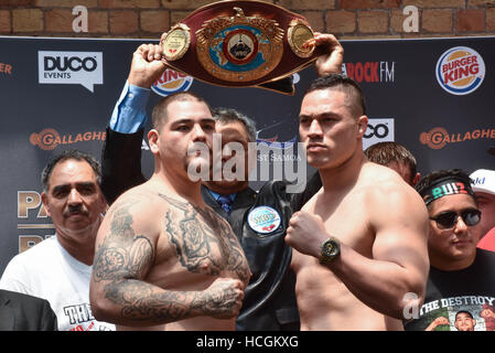 Auckland, Neuseeland. 9. Dezember 2016. Joseph Parker Gesichter aus Andy Ruiz am Wiegen vor ihrem WBO Boxen Schwergewichts-WM-Kampf. der Kampf ist geplant am Sa 10 Dez Credit: Shirley Kwok/Pacific Press/Alamy Live News Stockfoto