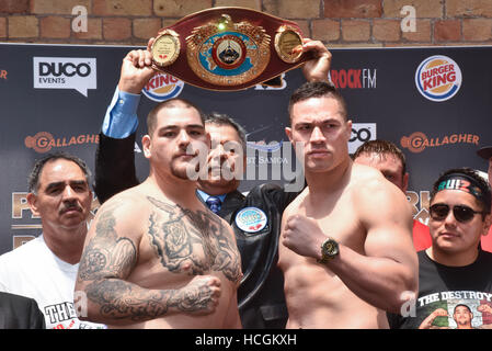 Auckland, Neuseeland. 9. Dezember 2016. Joseph Parker Gesichter aus Andy Ruiz am Wiegen vor ihrem WBO Boxen Schwergewichts-WM-Kampf. der Kampf ist geplant am Sa 10 Dez Credit: Shirley Kwok/Pacific Press/Alamy Live News Stockfoto