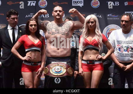 Auckland, Neuseeland. 9. Dezember 2016. Andy Ruiz am Wiegen vor ihrem WBO Boxen Schwergewichts-WM-Kampf. Der Kampf ist geplant am Sa 10 Dez Credit: Shirley Kwok/Pacific Press/Alamy Live News Stockfoto