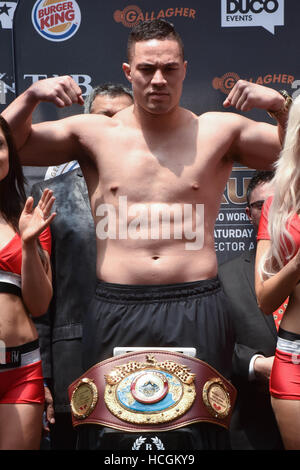 Auckland, Neuseeland. 9. Dezember 2016. Joseph Parker am Wiegen vor ihrem WBO Boxen Schwergewichts-WM-Kampf. Der Kampf ist geplant am Sa 10 Dez Credit: Shirley Kwok/Pacific Press/Alamy Live News Stockfoto