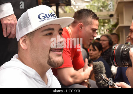 Auckland, Neuseeland. 9. Dezember 2016. Andy Ruiz am Wiegen vor ihrem WBO Boxen Schwergewichts-WM-Kampf. Der Kampf ist geplant am Sa 10 Dez Credit: Shirley Kwok/Pacific Press/Alamy Live News Stockfoto