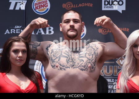 Auckland, Neuseeland. 9. Dezember 2016. Andy Ruiz am Wiegen vor ihrem WBO Boxen Schwergewichts-WM-Kampf. Der Kampf ist geplant am Sa 10 Dez Credit: Shirley Kwok/Pacific Press/Alamy Live News Stockfoto