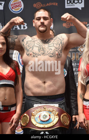 Auckland, Neuseeland. 9. Dezember 2016. Andy Ruiz am Wiegen vor ihrem WBO Boxen Schwergewichts-WM-Kampf. Der Kampf ist geplant am Sa 10 Dez Credit: Shirley Kwok/Pacific Press/Alamy Live News Stockfoto