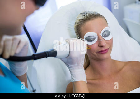 Frau, Laser Epilation Behandlung im Gesicht Stockfoto