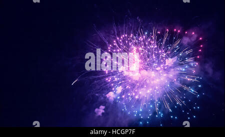 Schöne echte Feuerwerk während der Feier Stockfoto