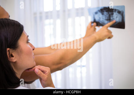 Zahnärzte, die Diskussion über Zahnröntgen Bericht Stockfoto