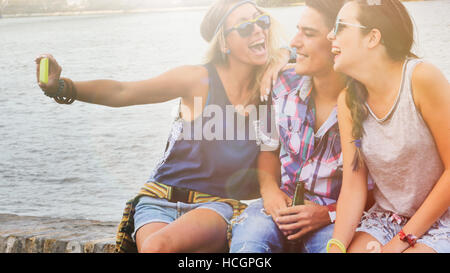 Glückliche junge Menschen unter Selfies und Spaß haben Stockfoto