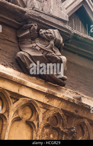 Eine hölzerne Skulptur auf einem alten Haus in Le Mans, Frankreich. Stockfoto