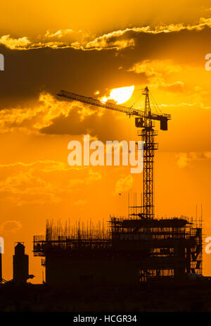 Bau Simbabwe Afrika Kran Sonnenuntergang entwickeln Stockfoto