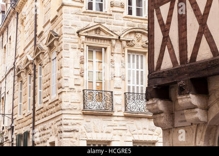 Hotel Benigne Malyon und eine alte halbe Fachwerkhaus im alten Dijon. Stockfoto