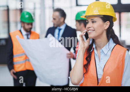 Architektin, telefonieren mit Handy Stockfoto