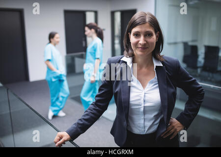 Ärztin im Krankenhausflur lächelnd Stockfoto