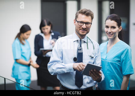 Lächelnd, Arzt und Krankenschwester mit digital-Tablette Stockfoto