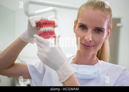 Porträt von Zahnärztin hält eine Reihe von Zahnersatz Stockfoto