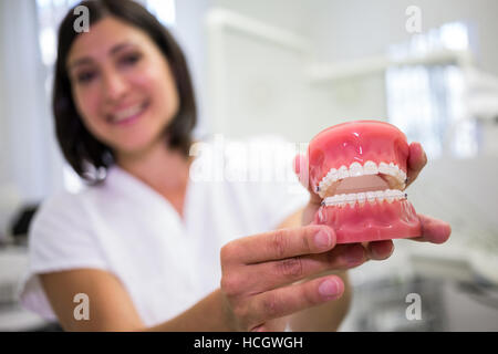 Porträt von Zahnärztin hält eine Reihe von Zahnersatz Stockfoto