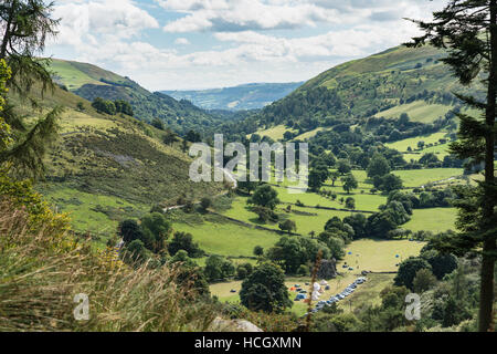 Blick hinunter auf einem Campingplatz und entlang dem Tal am Pistyll Rhaeadr, Wales Stockfoto