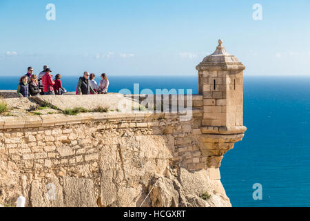 Santa Barbara Burg Castell De La Santa Bàrbara, Alicante, Spanien, Touristen auf Zinnen mit Meer im Hintergrund Stockfoto