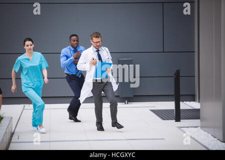 Ärzte und Krankenschwestern, die rauschenden für Notfall Stockfoto