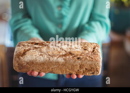 Innenfeldes Frau mit gebackenem Brot Stockfoto