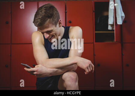 Sportler mit Handy Stockfoto