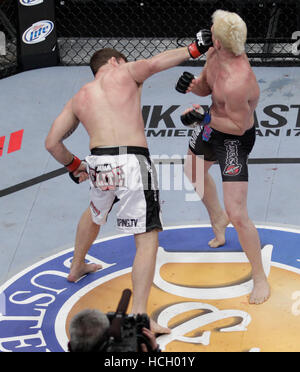 Michael Bisping, links, kämpft Jason Miller in The Ultimate Fighter-14-Finale im Palms in Las Vegas, Nevada auf Samstag, 3. Dezember 2011. Foto von Francis Specker Stockfoto