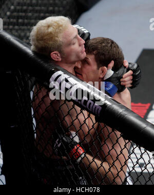 Michael Bisping, Recht, kämpft Jason Miller in The Ultimate Fighter-14-Finale im Palms in Las Vegas, Nevada auf Samstag, 3. Dezember 2011. Foto von Francis Specker Stockfoto