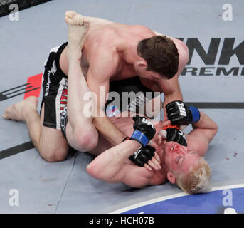 Michael Bisping kämpft Jason Miller in The Ultimate Fighter-14-Finale im Palms in Las Vegas, Nevada auf Samstag, 3. Dezember 2011. Foto von Francis Specker Stockfoto